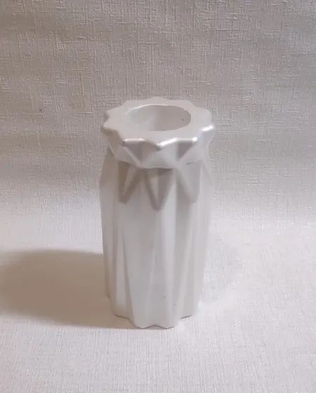 Стильна гіпсова ваза з декоративними елементами 17 см