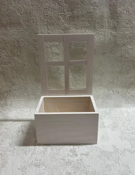 Деревʼяне кашпо з вікном