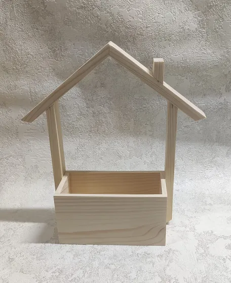 Дерев'яне кашпо з стріхою