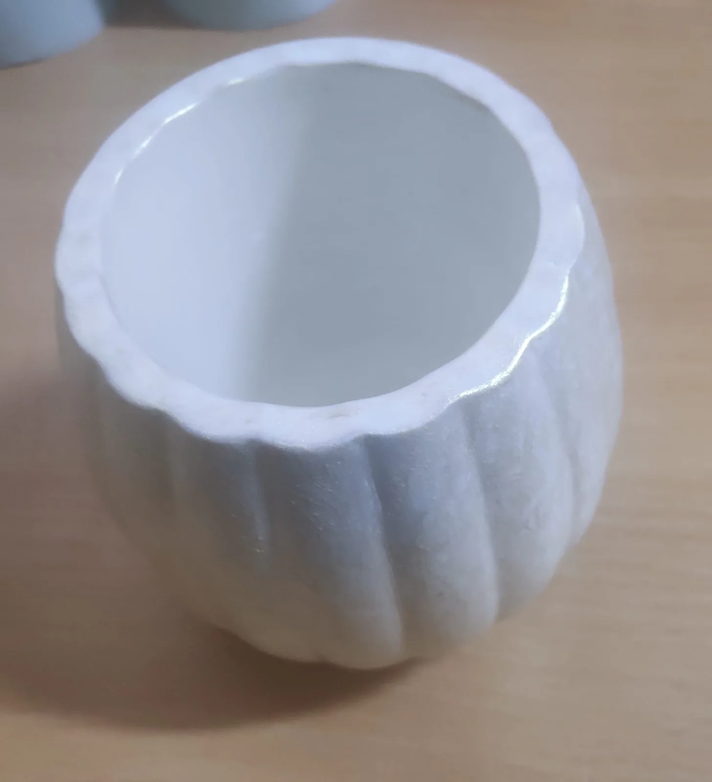 Гіпсове кашпо з рельєфною текстурою