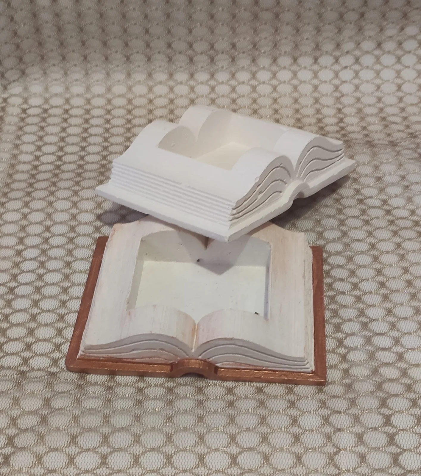 Гіпсове кашпо у формі книжки