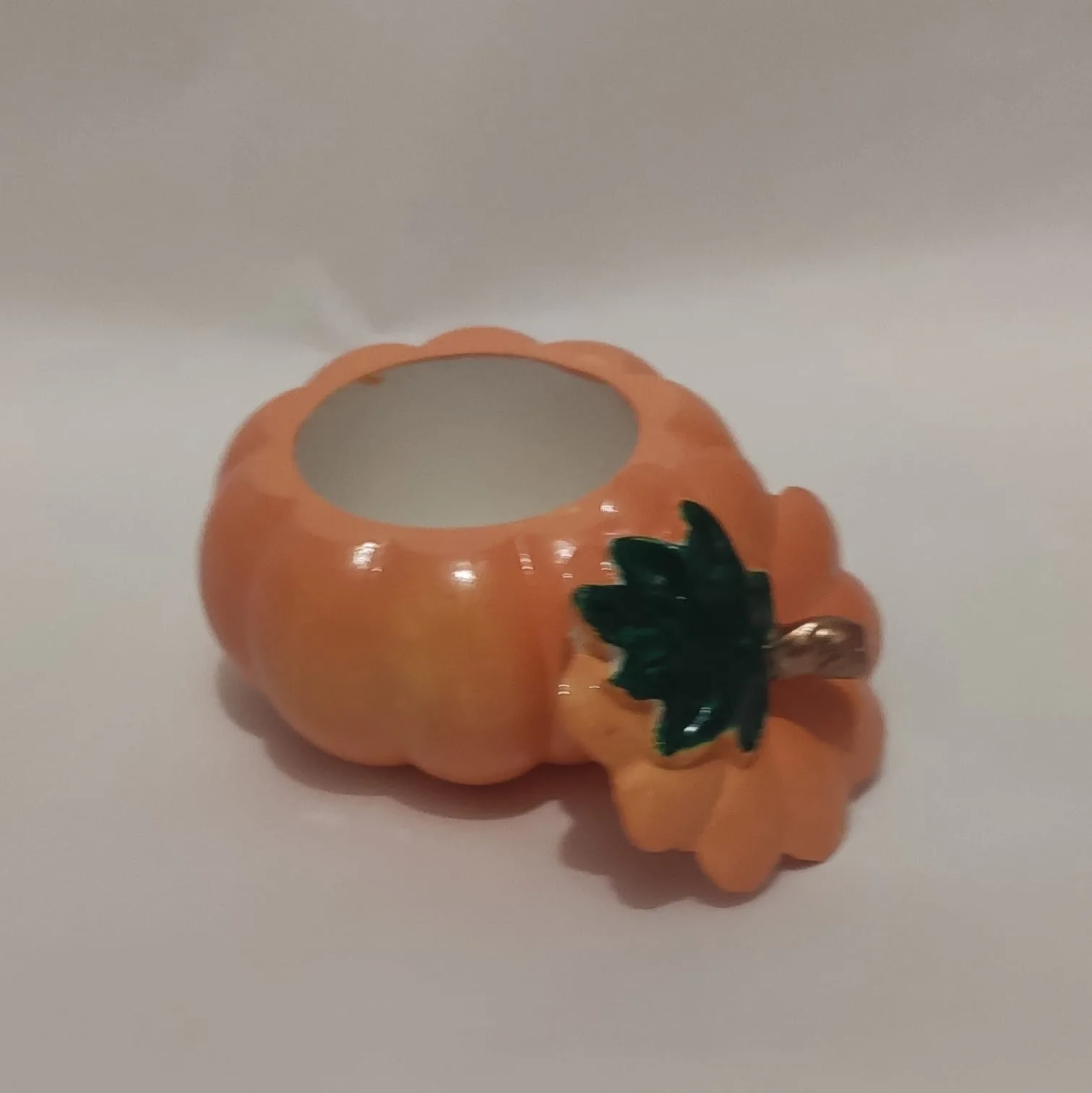 Гіпсове кашпо у формі гарбузика