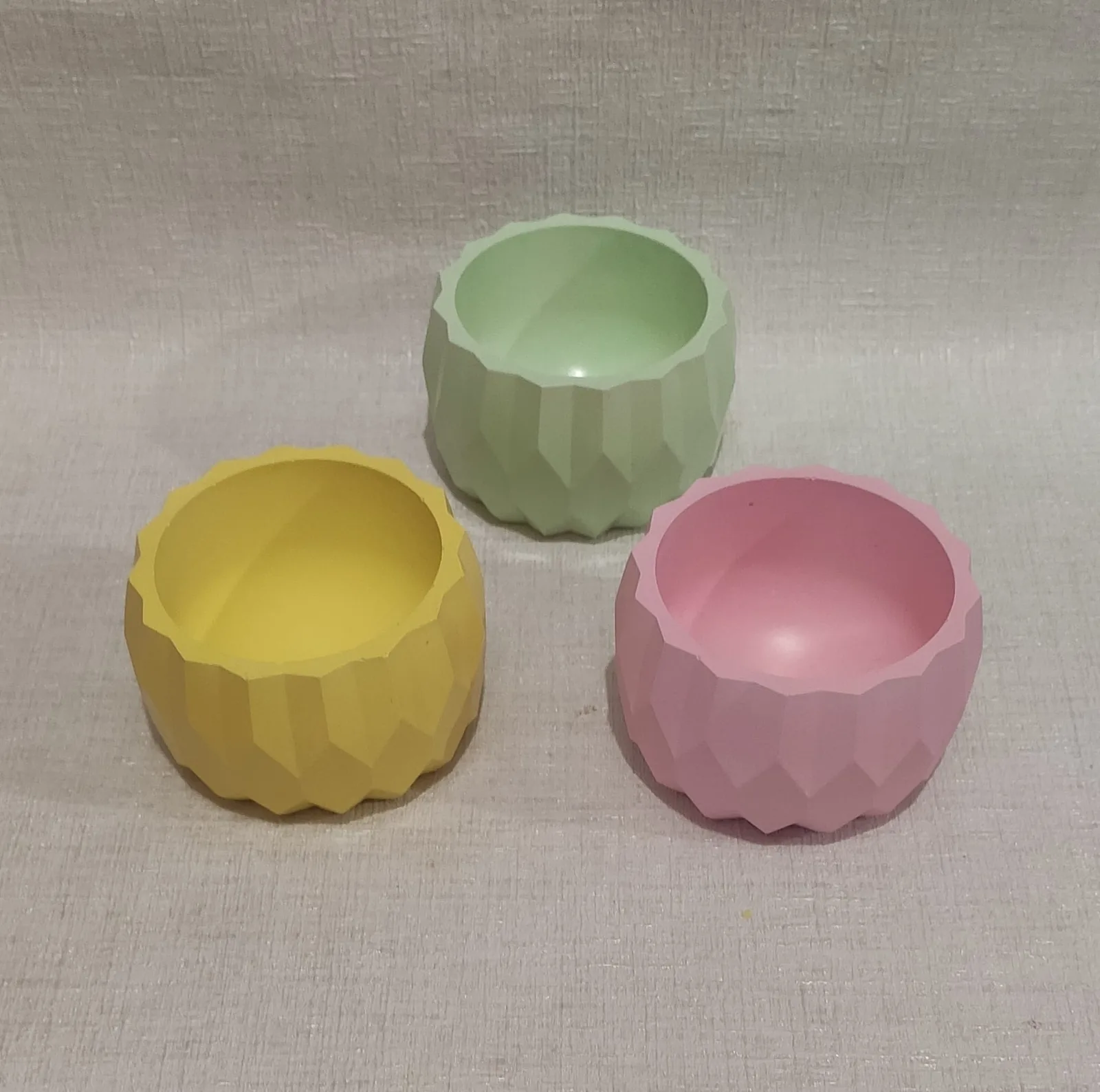 Гіпсове кашпо з гранями мале