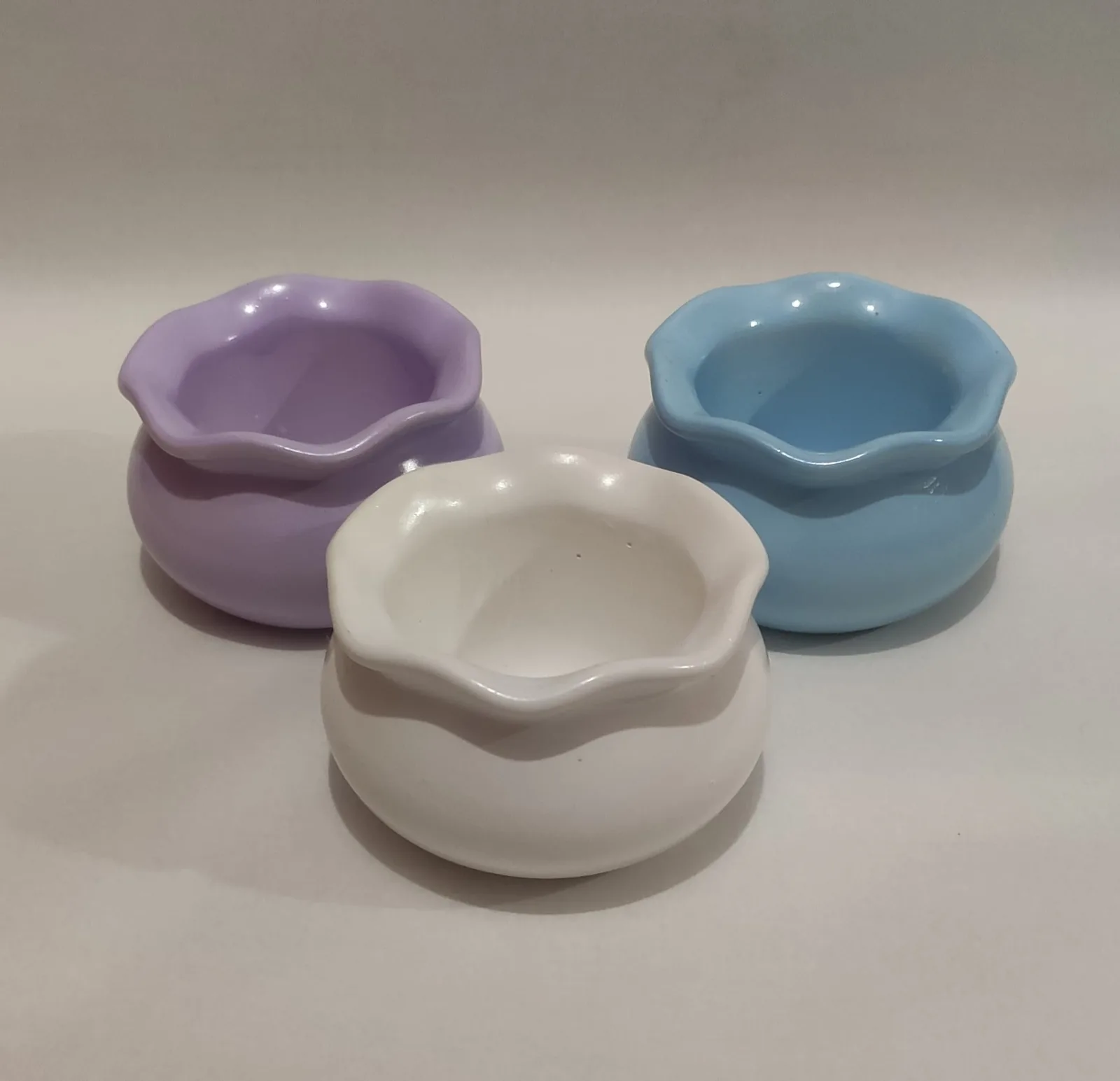 Гіпсове кашпо горнятко з квітковим краєм