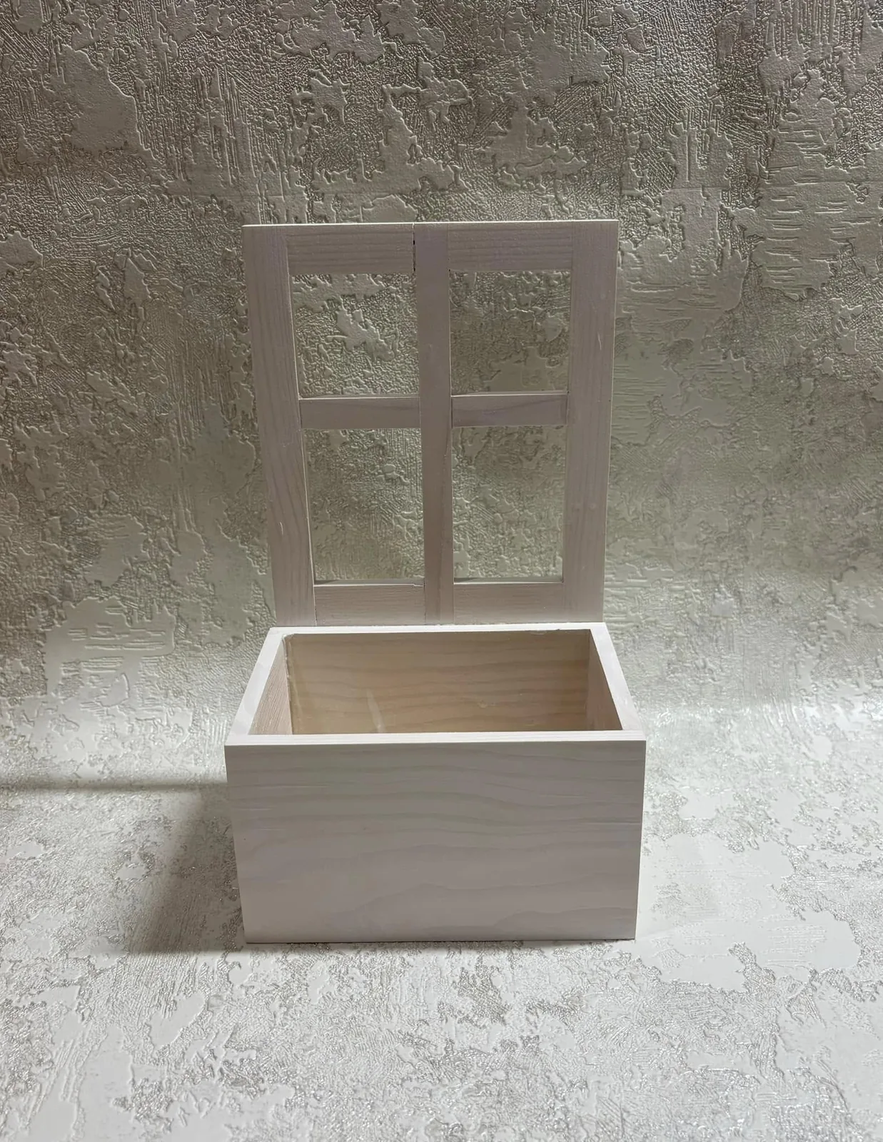 Деревʼяне кашпо з вікном