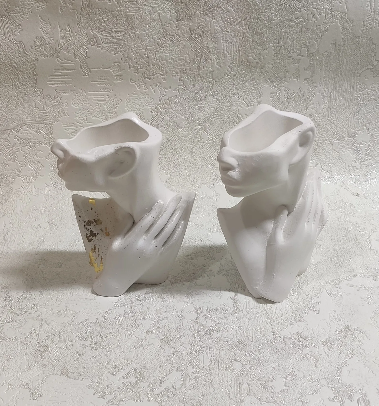 Гіпсове кашпо дівчина з рукою - стильний декор