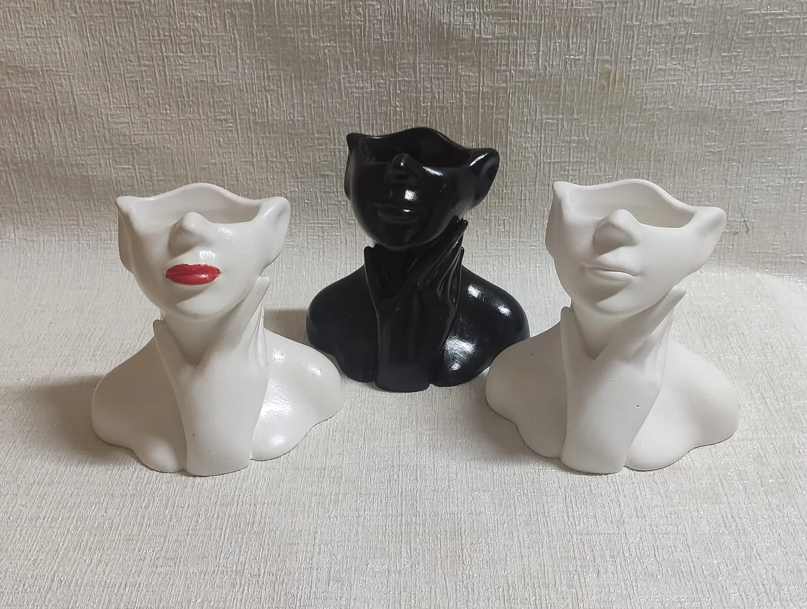 Гіпсове кашпо «Баришня з рукою»