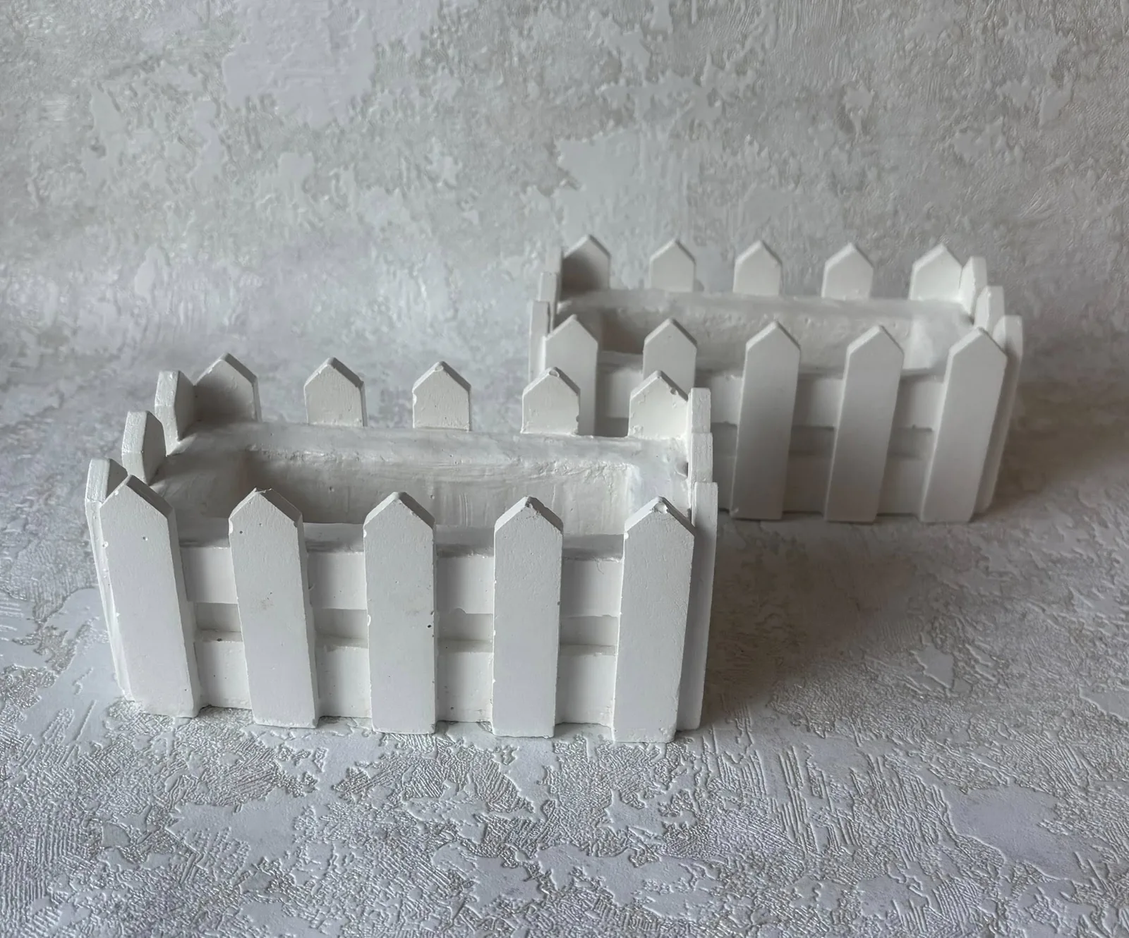 Гіпсові кашпо з декоративним огорожем