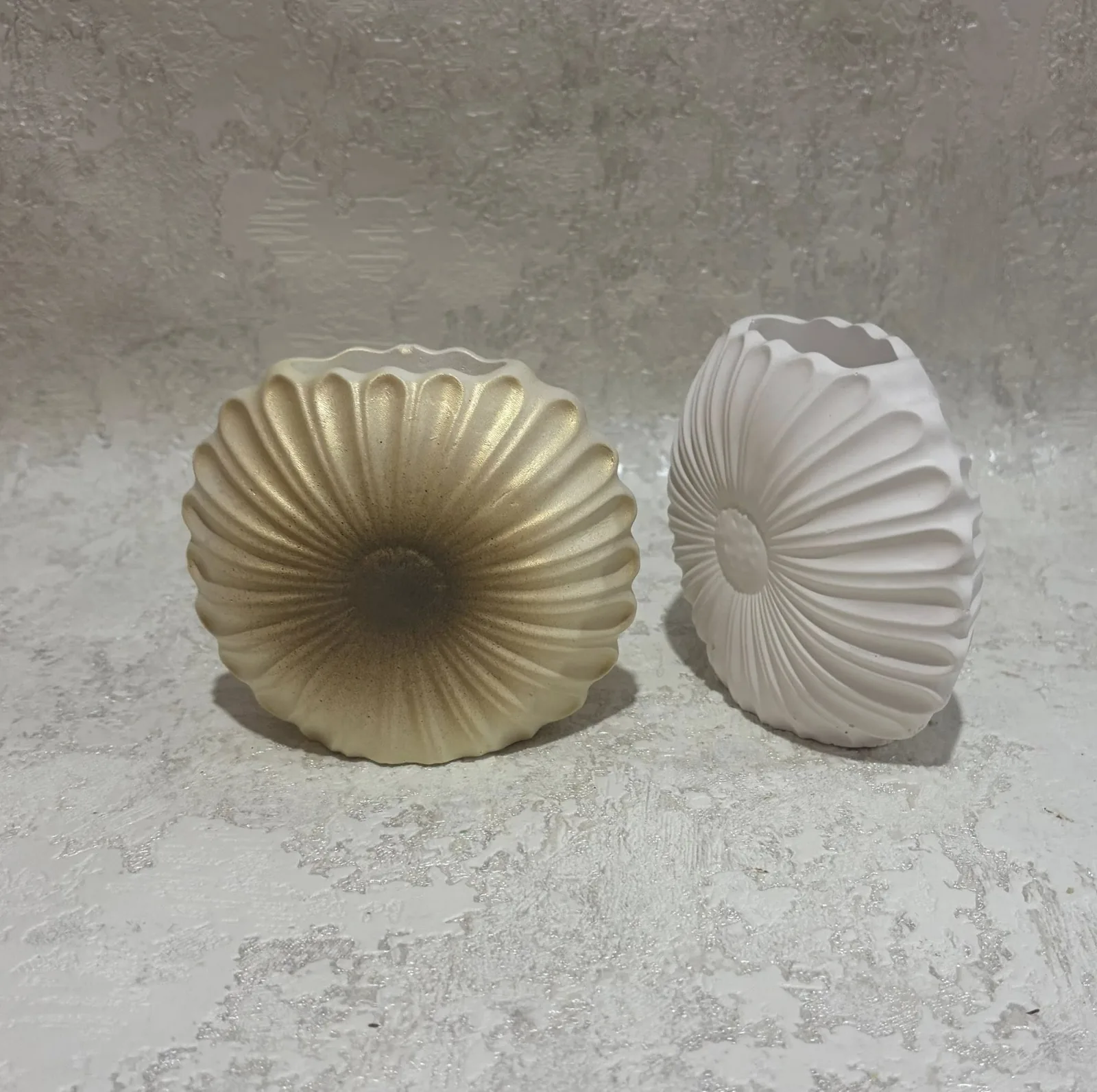 Гіпсові кашпо з рельєфом