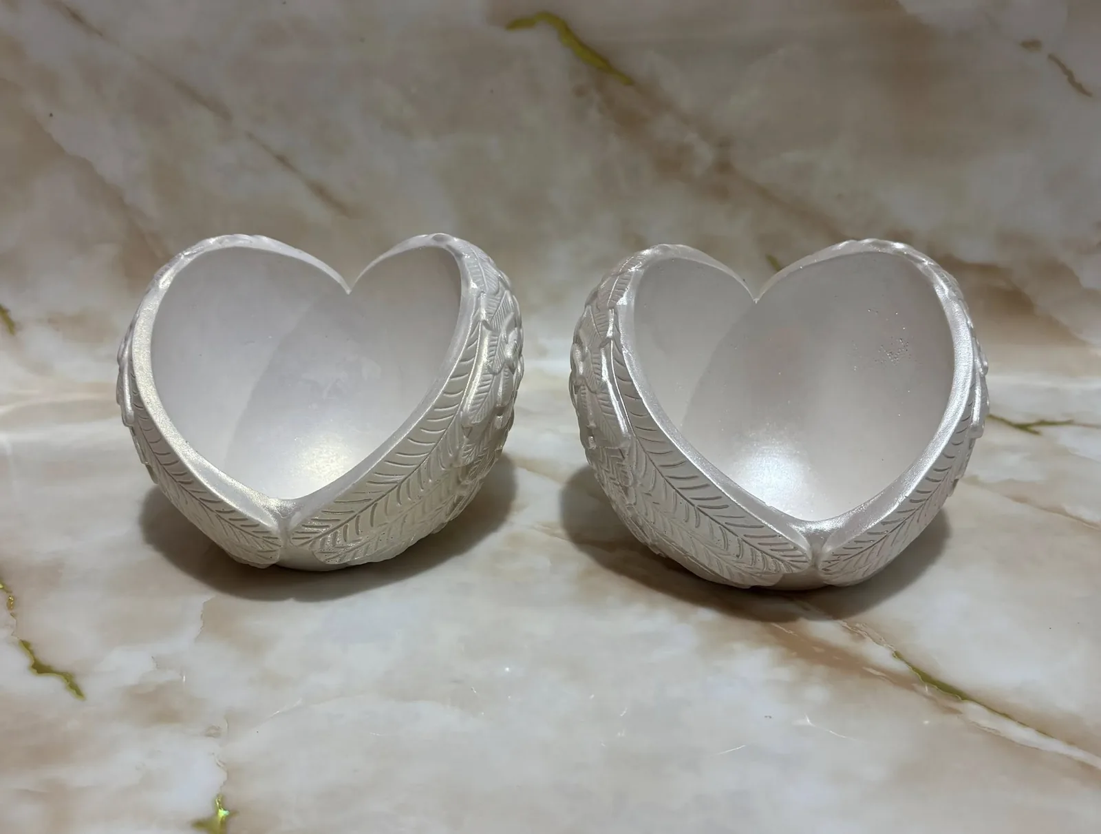 Гіпсові кашпо у формі серця з витонченим дизайном