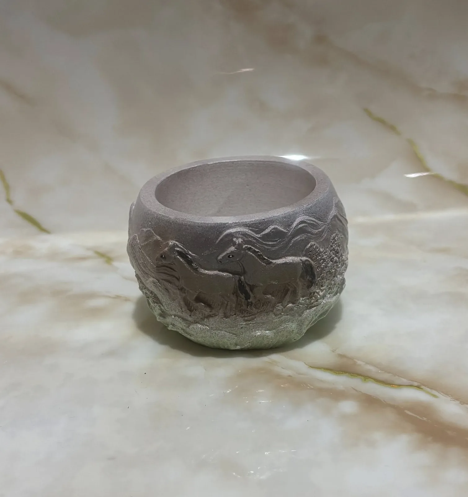 Гіпсове кашпо з рельєфом коней - стильний декор