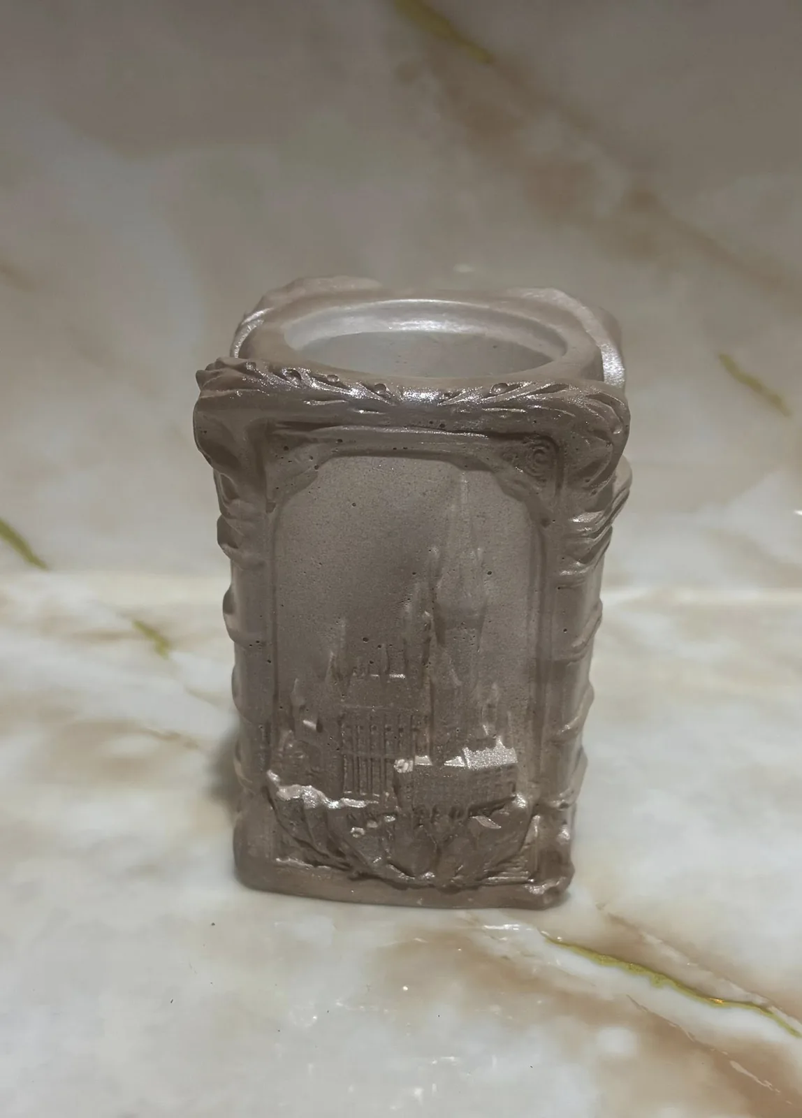 Гіпсове кашпо з елегантним рельєфом