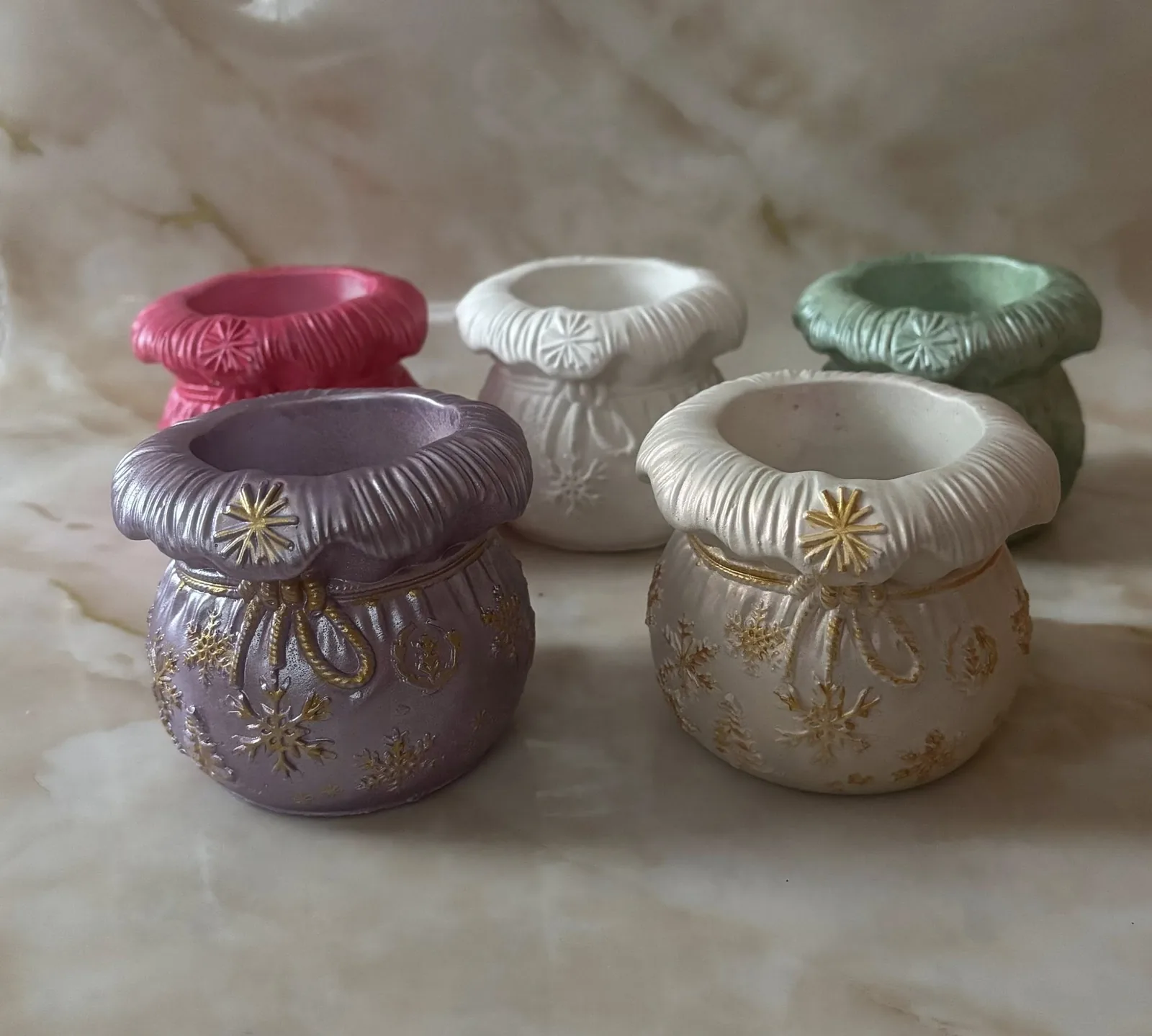 Гіпсові кашпо з декоративним обрамленням