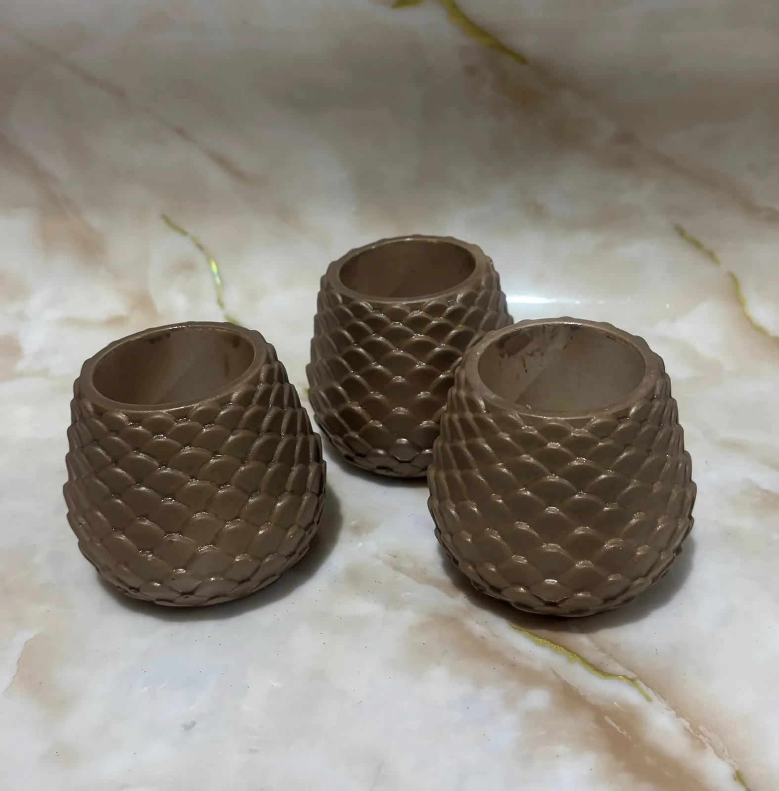 Гіпсові кашпо з рельєфним дизайном